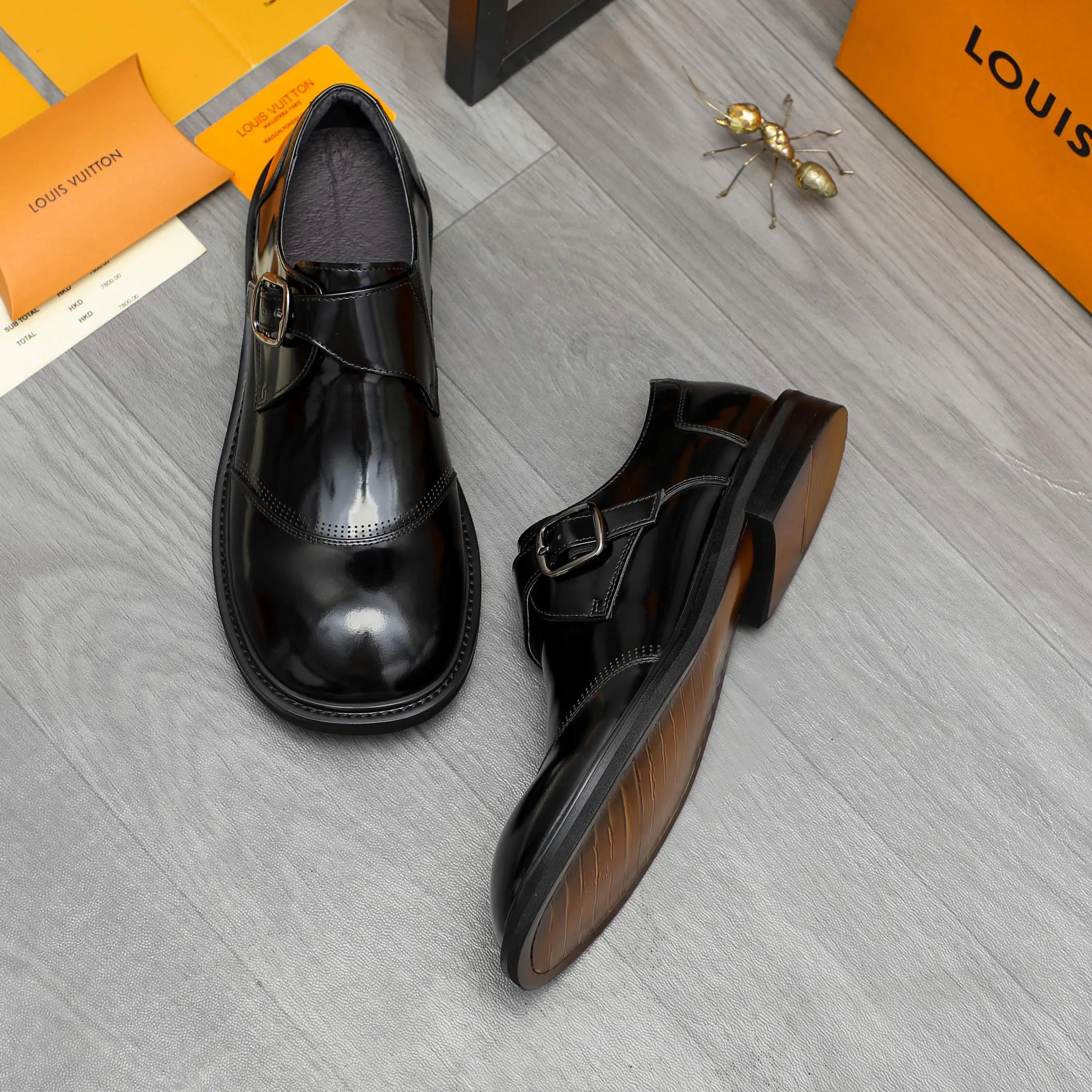 Men's Men's Shoes 💰580 Product trademark: LV "Louis Vuitton" business buckle slip-ons Leather shoes Regular size: 37-46 Product materials: Selected high-quality pearlescent cowhide upper, pigskin lining, rubber outsole